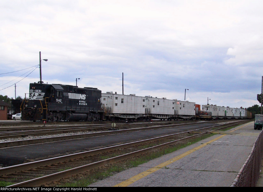NS 5142 leads a work train into the yard
